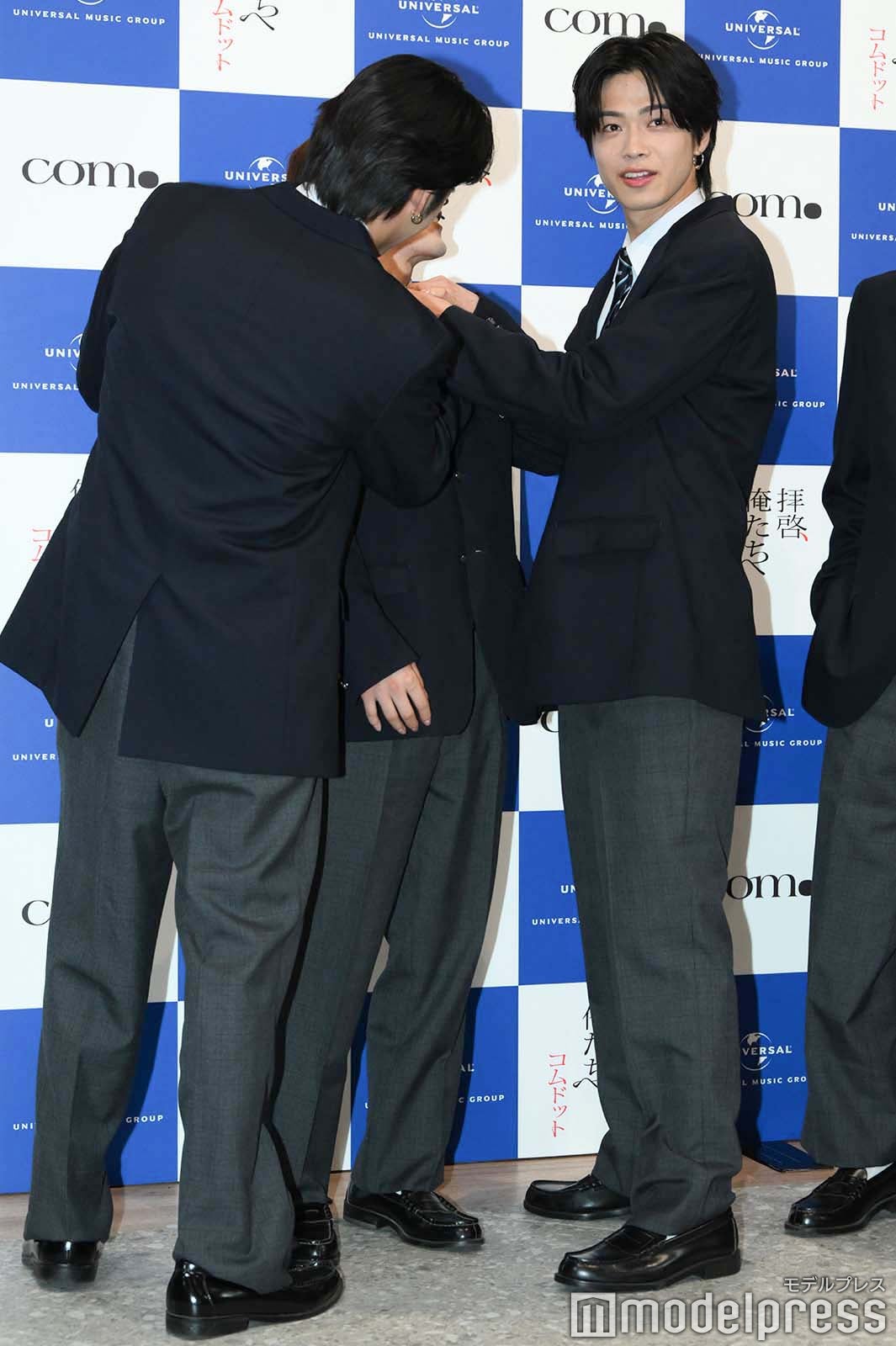 あむぎりのネクタイのズレを直すひゅうが、やまと（C）モデルプレス