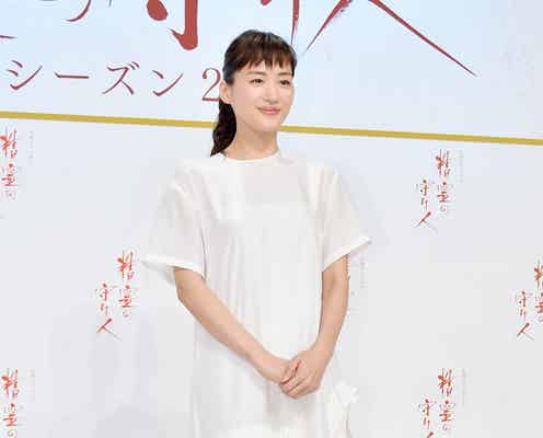 ヘアもワンピも“アシンメトリー”!綾瀬はるかの爽やかホワイトコーデ<ファッションチェック>