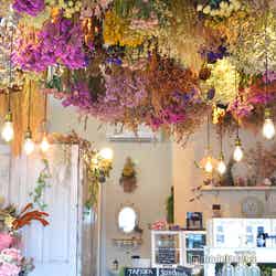 天井一面がカラフルな花で埋め尽くされたフォトジェニックな店内(C)モデルプレス