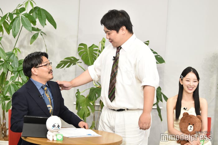 「きょうは伊藤さんが可愛く見えるな」と近づくニシダ(C)モデルプレス