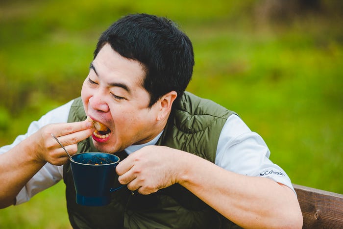 スープを食べるタカ(C)UHB/YOSHIMOTO KOGYO