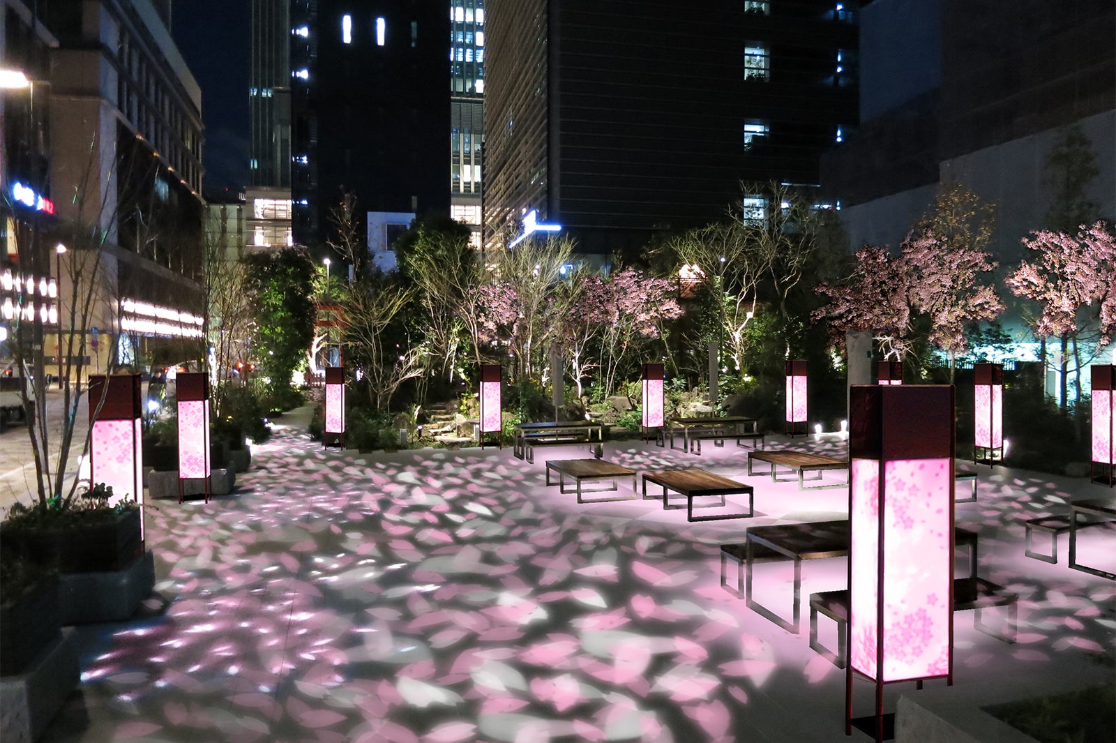 新スポット「福徳の森」で桜の花びらが舞い散る／画像提供：日本橋桜フェスティバル実行委員会