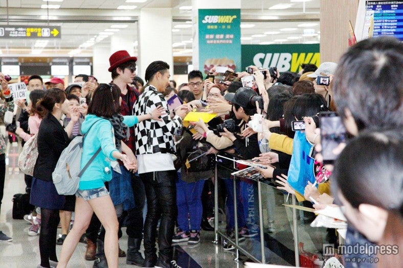 AKIRA（右）、城田優（左）／台北松山空港にて