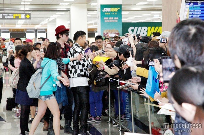 AKIRA(右)、城田優(左)/台北松山空港にて