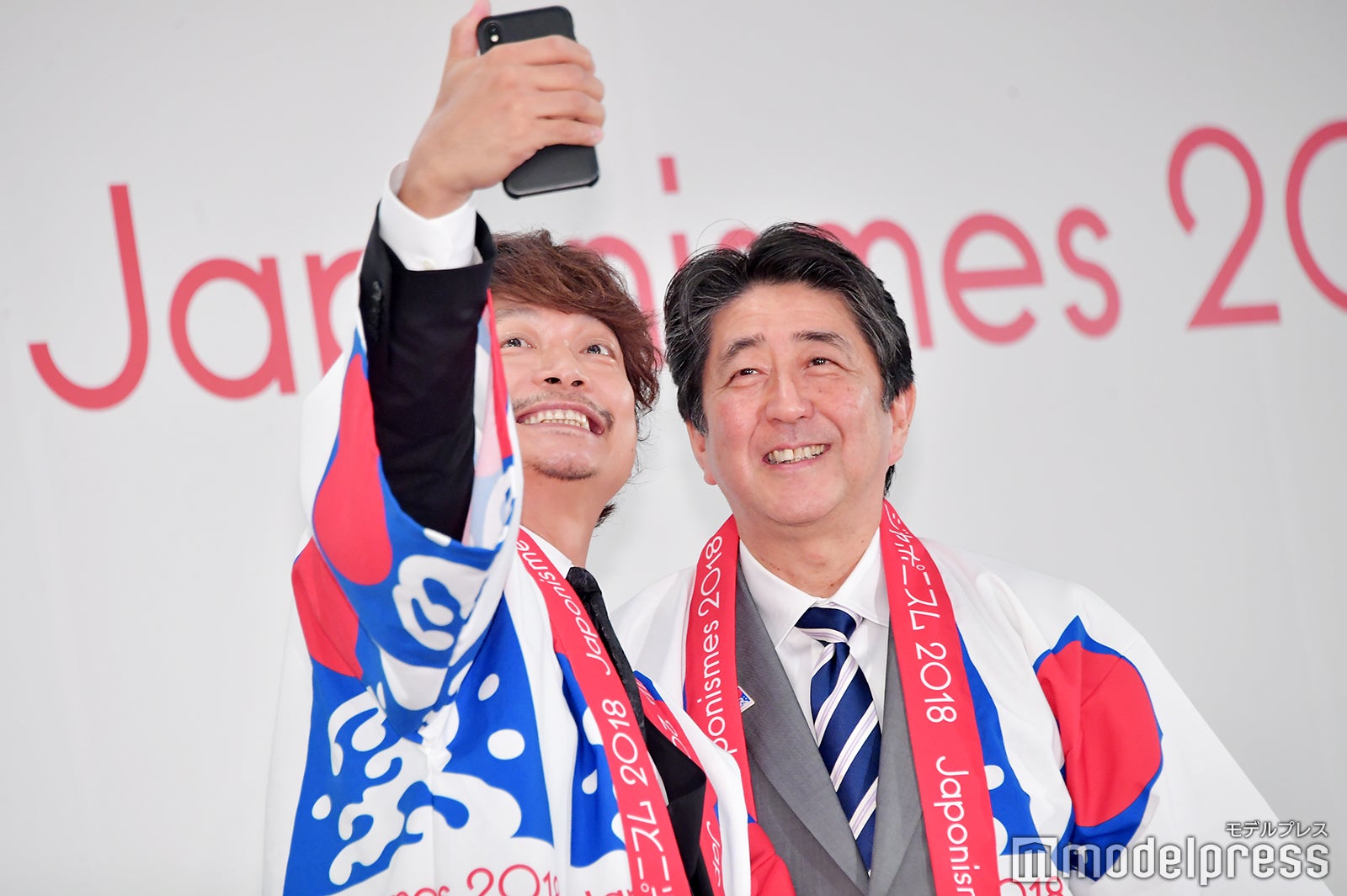 香取慎吾、法被姿で安倍首相と“自撮り”　ダジャレも飛び出す