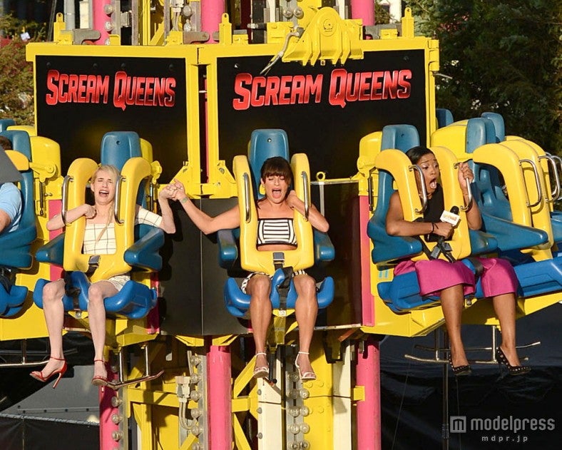 エマ・ロバーツとリア・ミシェルが絶叫