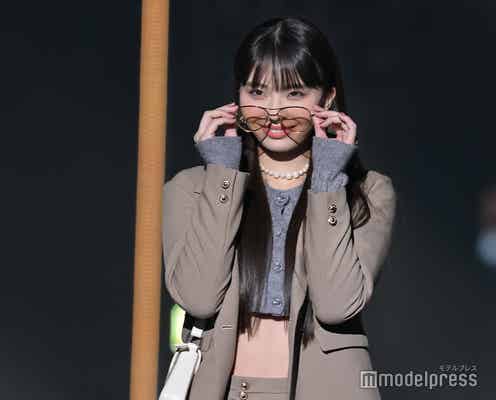 川口ゆりな、ほっそりウエストちら見せ サングラス外しからのウインクにドキッ<TGC 2022 A/W>