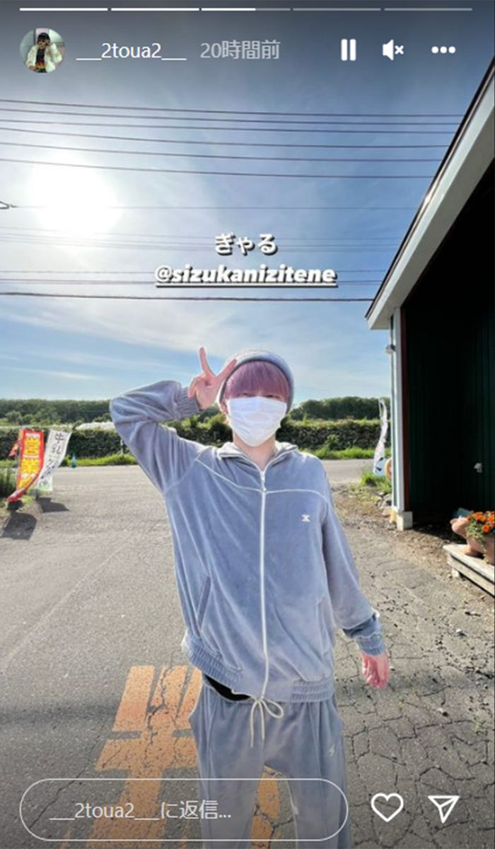 “ギャル”のようにピースするジュキヤ/とうあ公式Instagramストーリーズより