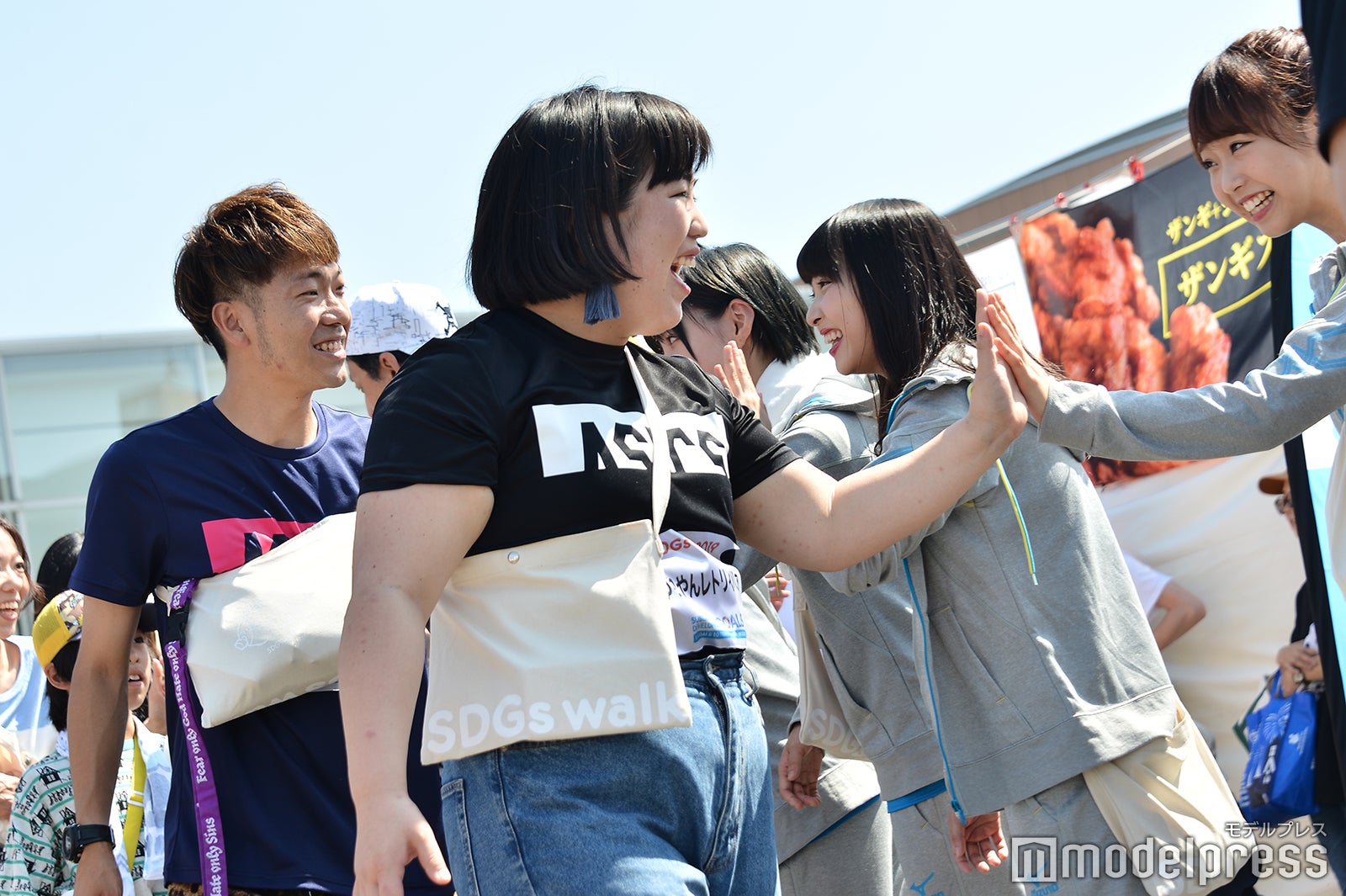 ハイタッチでスタート （C）モデルプレス