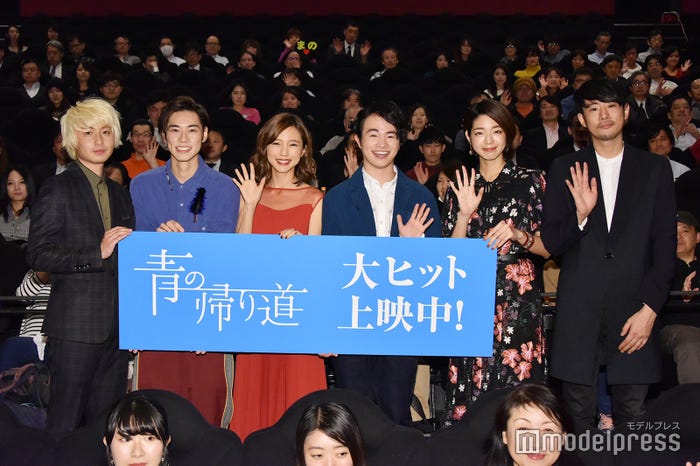 (左から)冨田佳輔、戸塚純貴、真野恵里菜、秋月三佳、藤井道人監督(C)モデルプレス