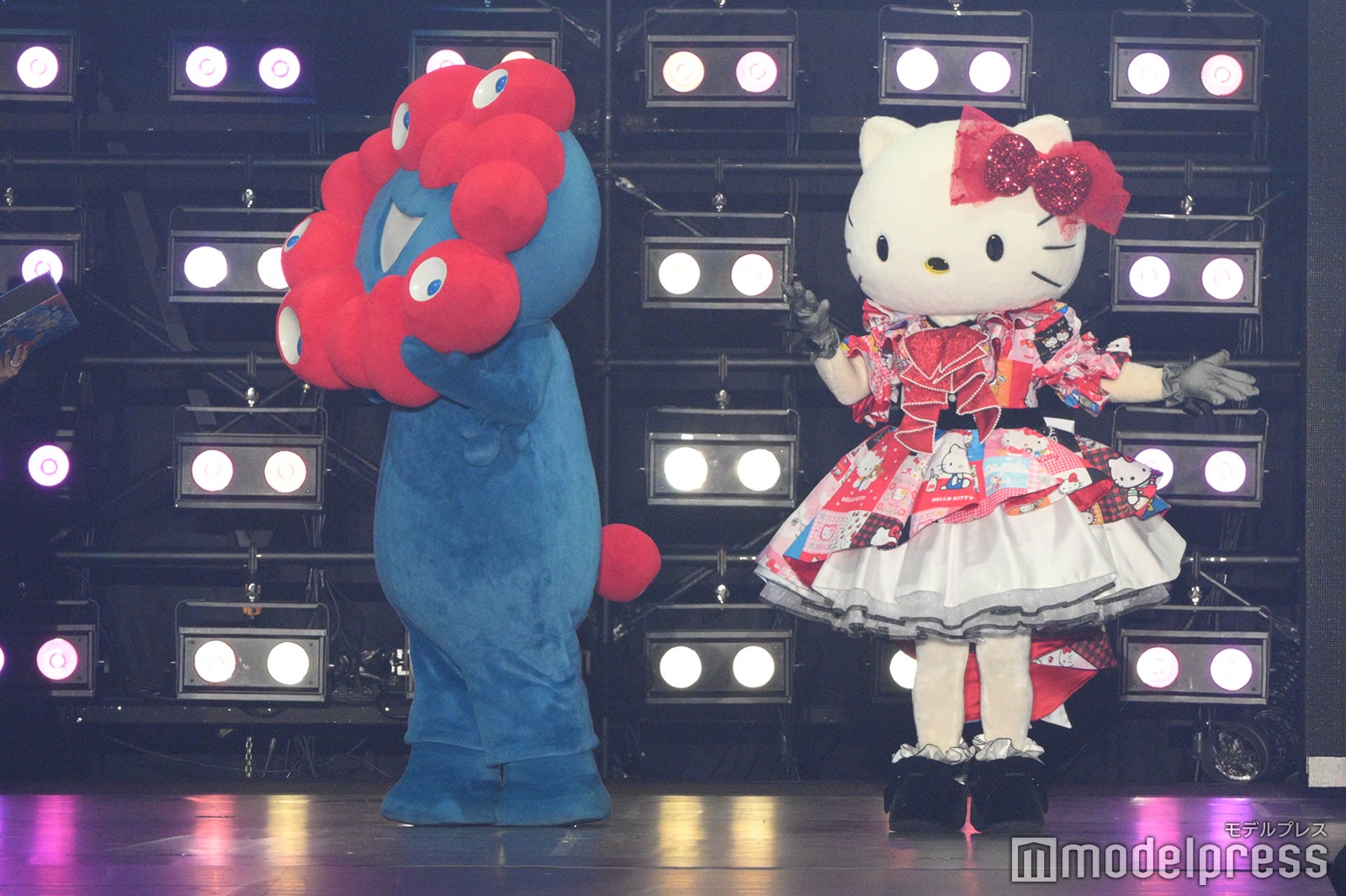 ミャクミャク、ハローキティ（C）モデルプレス