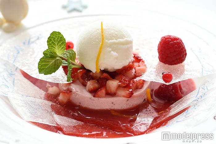 膜を割ると中からストロベリーのスープが(C)モデルプレス