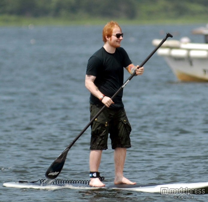 いまひとつ海っぽくないエド・シーラン。WENN.com / Zeta Image