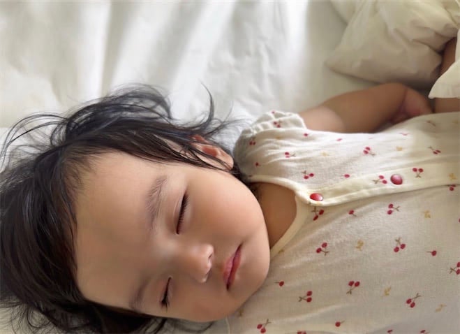 川崎希、すやすや眠る次女・グーちゃんの姿を公開「朝ごはんをたくさん食べて寝てるよ」