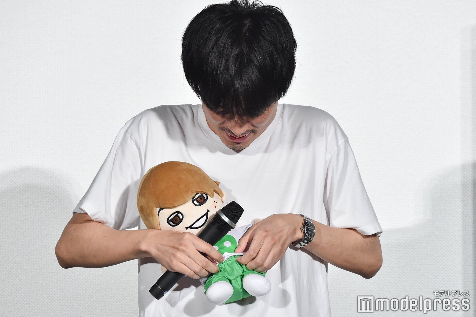 大倉忠義のぬいぐるみのズボンをあげる成田凌 （C）モデルプレス