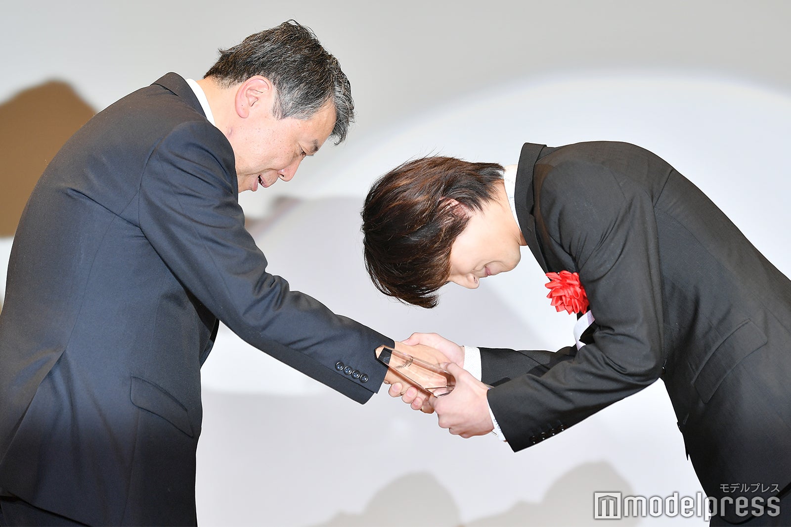 握手した手につきそうなくらい深くお辞儀をする横浜流星（C）モデルプレス