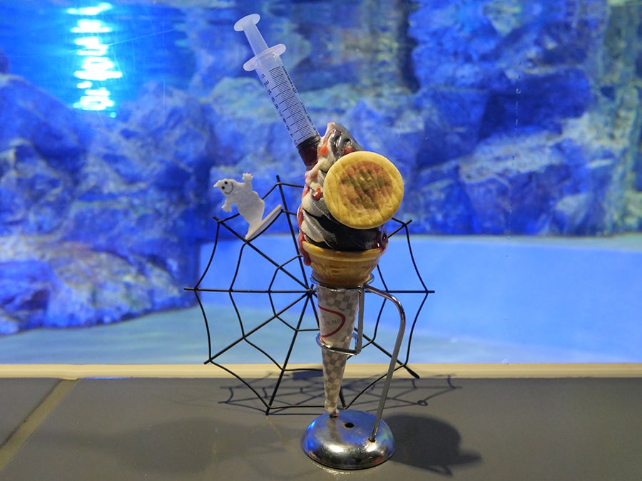 「ハロウィンソフト～注射器を添えて～」510円（税込み）／画像提供：すみだ水族館