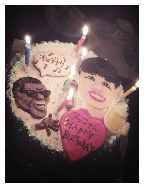 和田アキ子の誕生日ケーキ(2015年)/あびる優オフィシャルブログ(Ameba)より