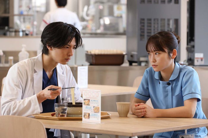 高杉真宙、川栄李奈「となりのナースエイド」第6話より(C)日本テレビ