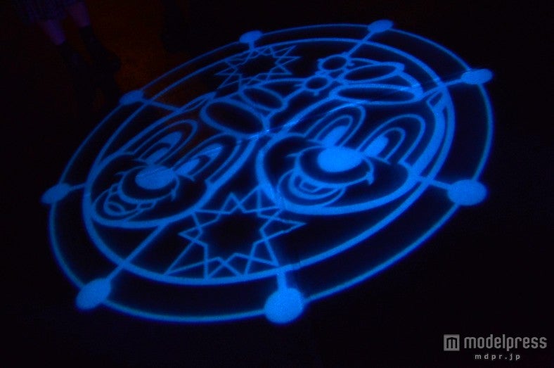 床面に映しだされたロゴ