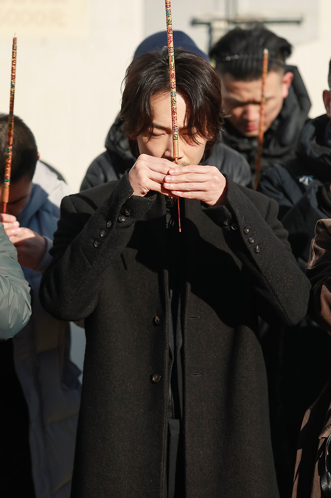 安全を祈念する綾野剛 （提供画像）