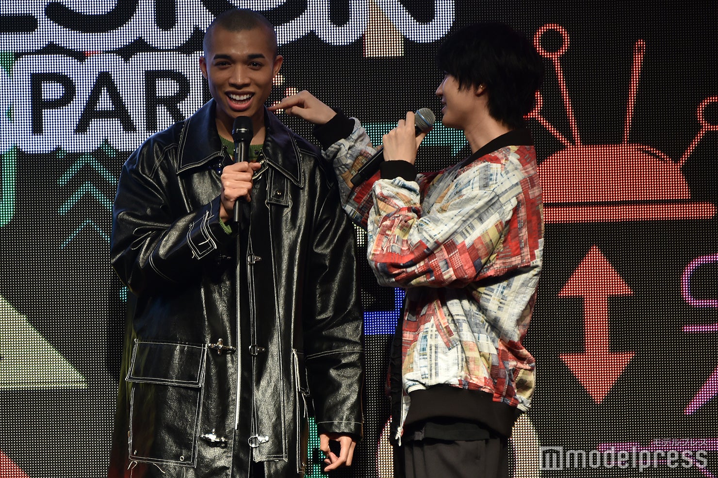 ロイの肩に糸くずを見つけた桜田通（C）モデルプレス