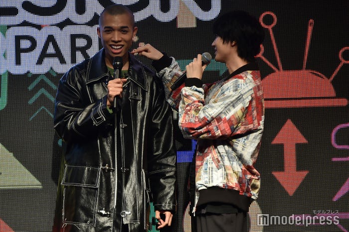 ロイの肩に糸くずを見つけた桜田通(C)モデルプレス