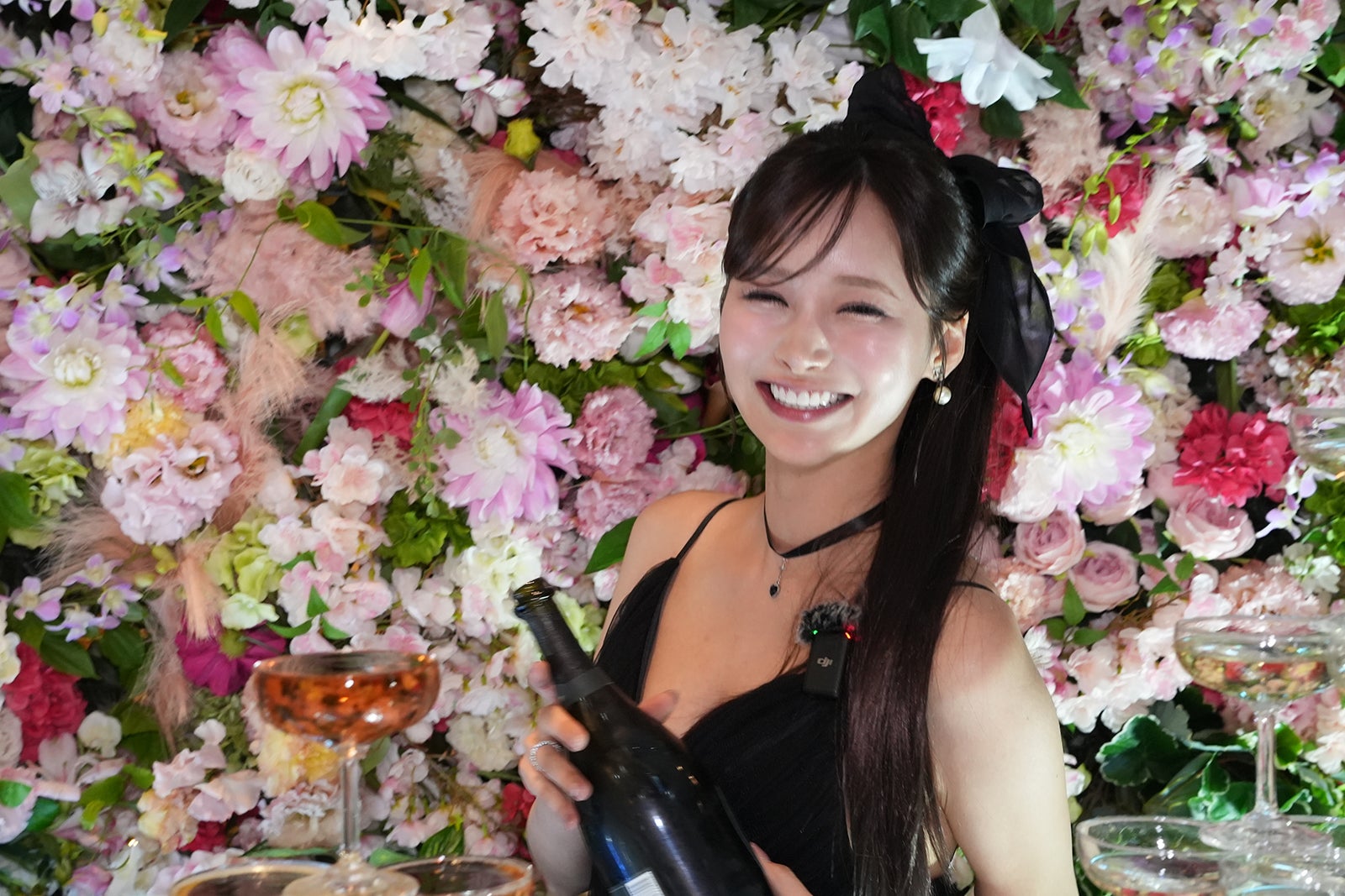 上品で可愛らしい花に囲まれたきほ（提供写真）