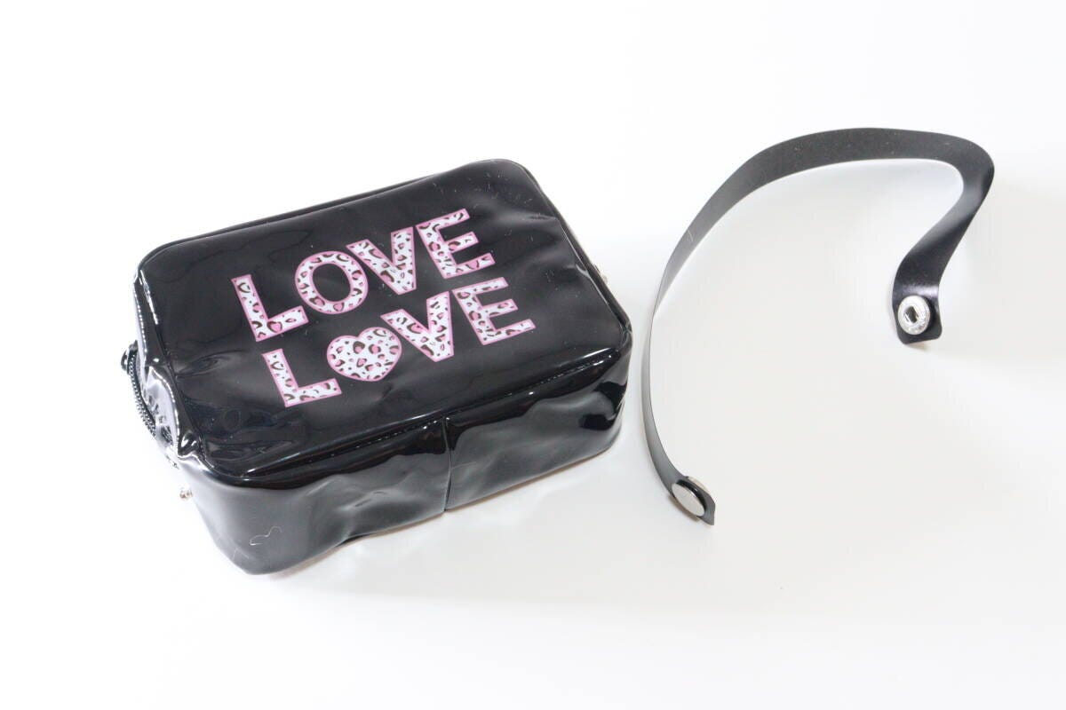 セリアのベルト付きエナメルバッグ風ミニポーチ