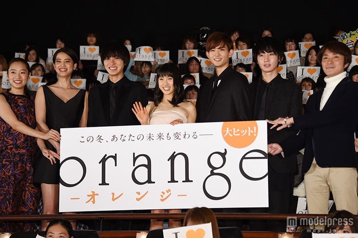 映画『orange -オレンジ-』初日舞台あいさつ(左から)清水くるみ、山崎紘菜、、山崎賢人、土屋太鳳、竜星涼、桜田通、橋本光二郎監督