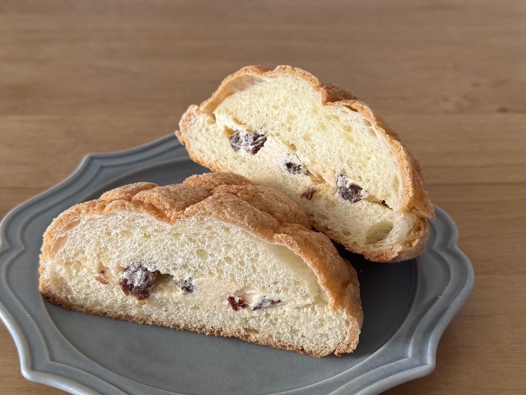 甘くてミルキー。サクふわ生地×マイルドな洋酒風味の「ラムレーズンバターメロンパン」