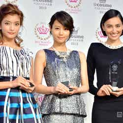 「2013年ベストビューティストアワード」を受賞した（左より）ローラ、堀北真希、長谷川潤