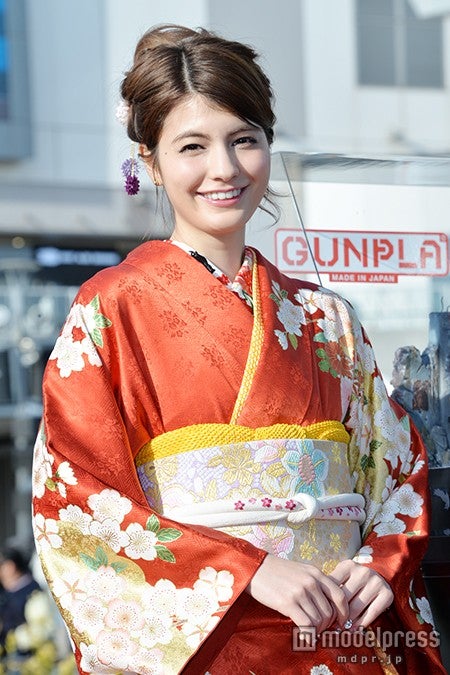 マギー、振袖姿で美貌振りまく　世界的モデルとしての活躍に言及