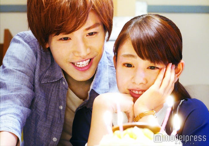 「うしろハグ」(C)2016「植物図鑑」製作委員会