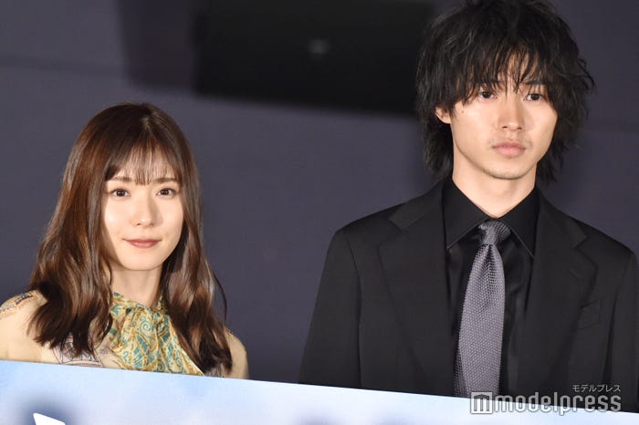 (左から)松岡茉優、山崎賢人/映画「劇場」完成記念イベントより (C)モデルプレス