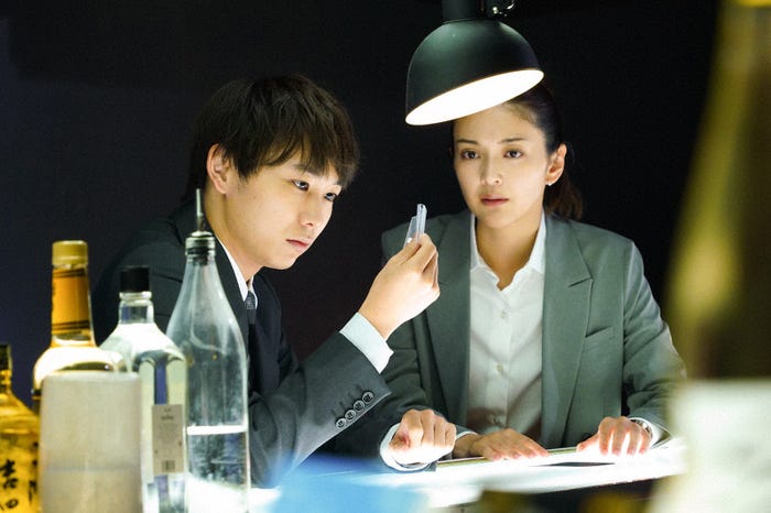 須賀健太、田中道子 「霊媒探偵・城塚翡翠」第4話より(C)日本テレビ