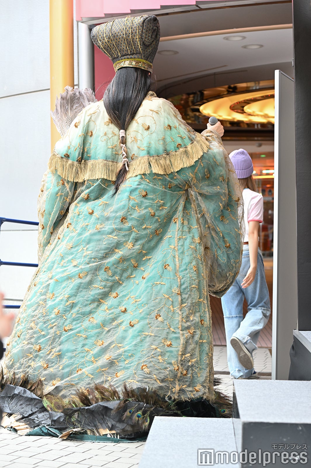 衣装をなびかせ会場を去る向井理（C）モデルプレス