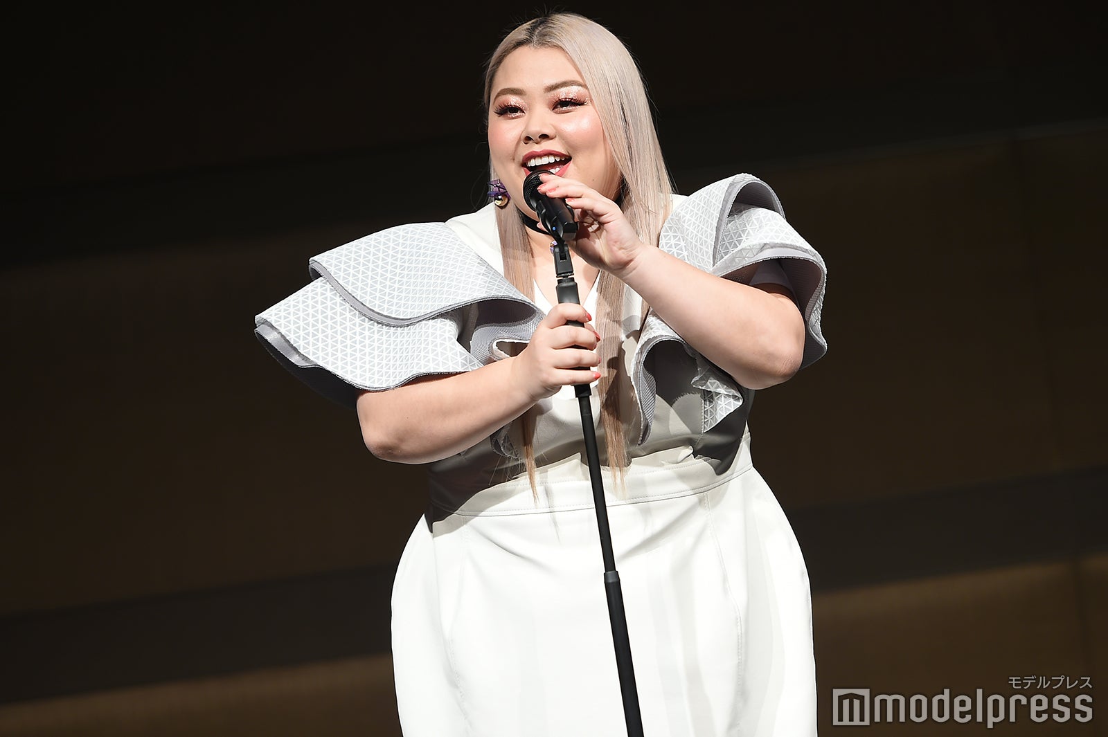 渡辺直美 ハイトーンから黒髪にイメチェン 白鳥美麗思い出すファン続出 モデルプレス