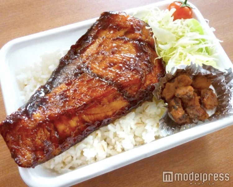 ブリうま食堂・ブリデカ弁当／画像提供：太陽のマルシェ実行委員会