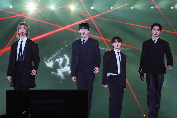 THE 8、HOSHI、DINO、JUN/PERFORMANCE TEAM「SEVENTEEN TOUR 'FOLLOW' TO JAPAN」ベルーナドーム公演(P)&(C)PLEDIS Entertainment