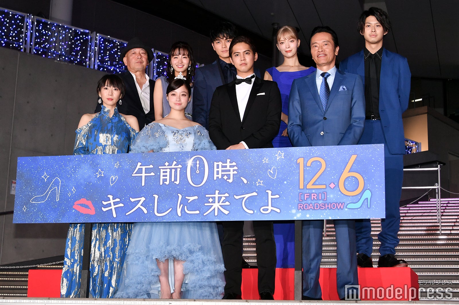 （前列左から）酒井若菜、橋本環奈、片寄涼太、遠藤憲一（後列左から）新城毅彦監督、岡崎紗絵、眞栄田郷敦、八木アリサ、鈴木勝大（C）モデルプレス