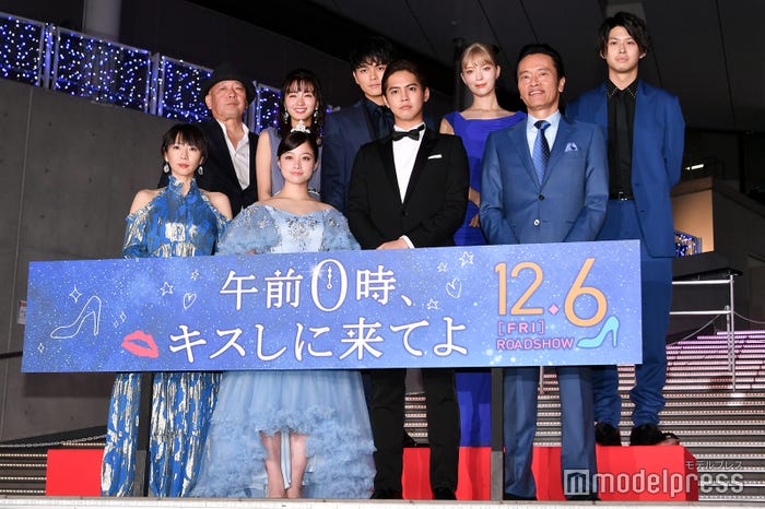 (前列左から)酒井若菜、橋本環奈、片寄涼太、遠藤憲一(後列左から)新城毅彦監督、岡崎紗絵、眞栄田郷敦、八木アリサ、鈴木勝大(C)モデルプレス