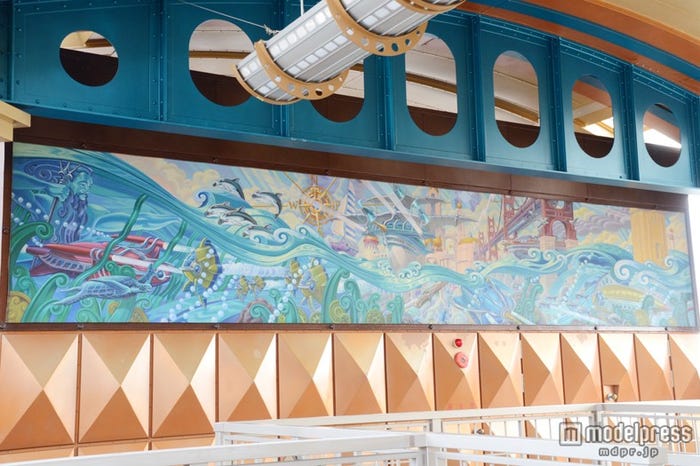 「ディズニーシー・エレクトリックレールウェイ」ポートディスカバリー駅内の壁画