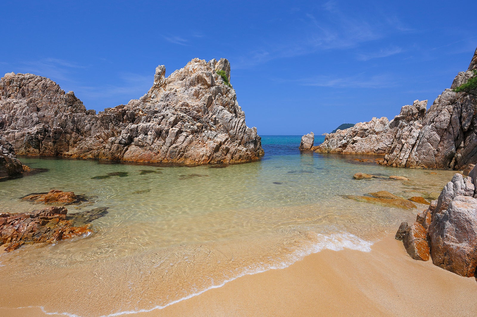 透明度抜群！まるで水晶のような美しさを誇るビーチ（提供画像）