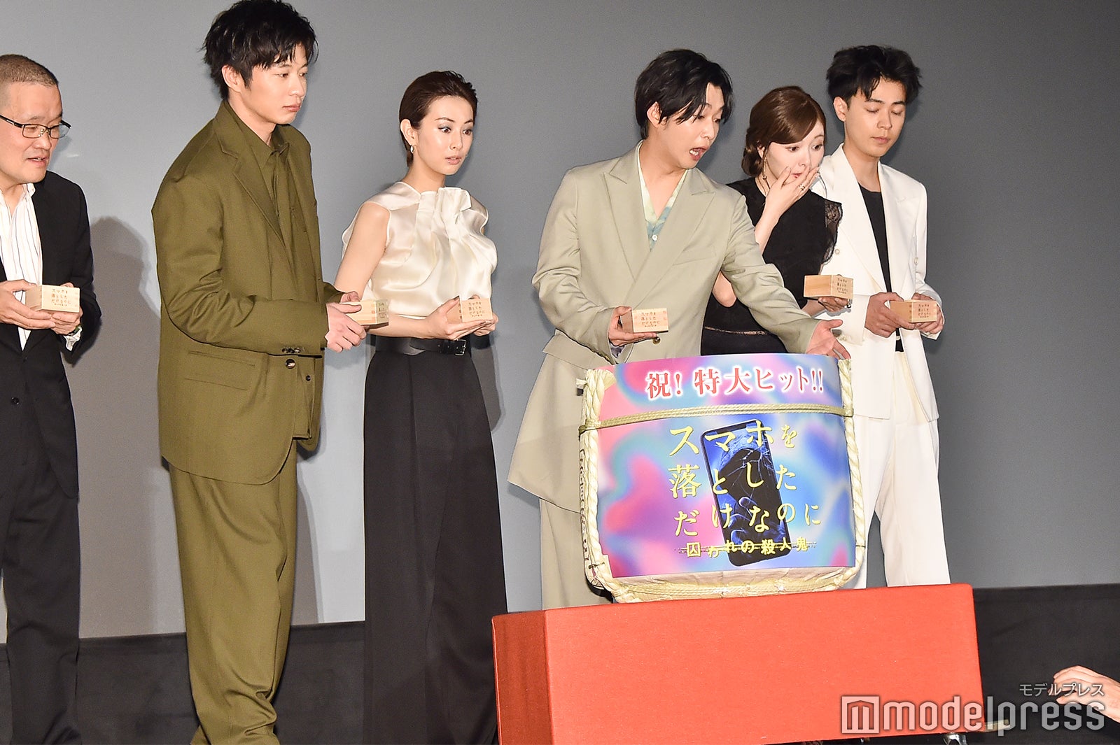 スタッフが転んでしまうハプニングに驚く中田秀夫監督、田中圭、北川景子、千葉雄大、白石麻衣、成田凌 （C）モデルプレス