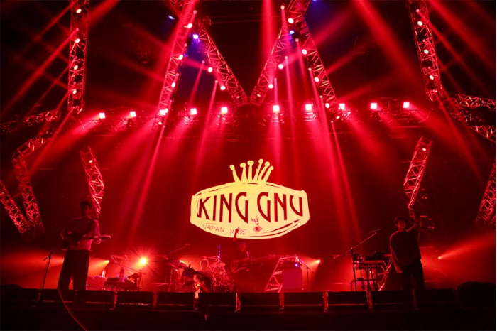 King Gnu トップバッターで降臨 勢い止まらぬパフォーマンスに熱気渦巻く バズリズム Live 19 モデルプレス