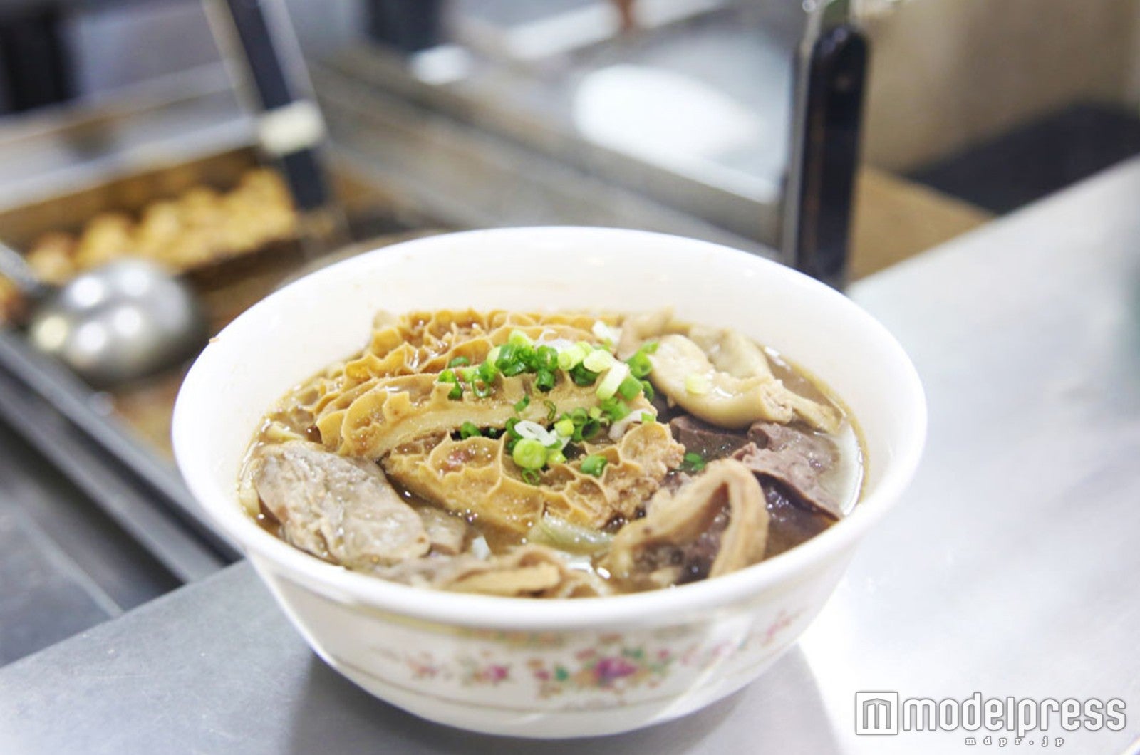 牛モツ煮込み麺＄33（C）モデルプレス
