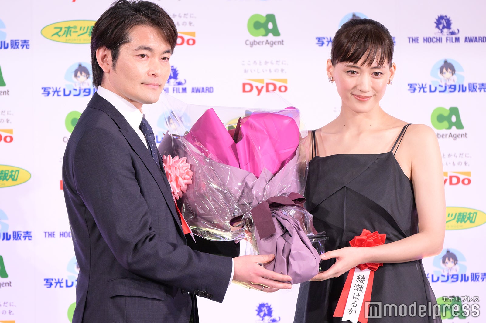 （右）綾瀬はるか（C）モデルプレス