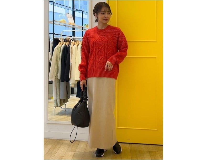 【OKコーデ】トレンドのカラーニットでぱっと明るいイメージに 出典:WEAR