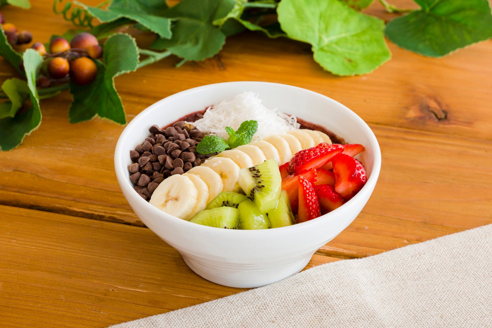 アサイーボウル ～フルーツ&チョコ～税込1,705円／提供画像